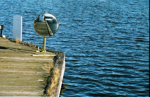 the mirror at the edge of water