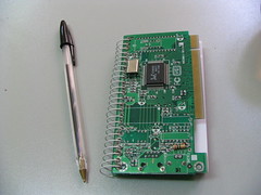 libreta con tarjeta de circuitos integrados
