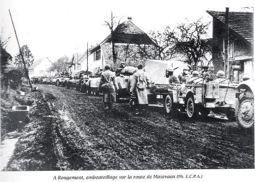 Franche Comté - 1944- Rougemont : Embouteillage sur la route vers Masevaux - Crédit photo :  ECPA