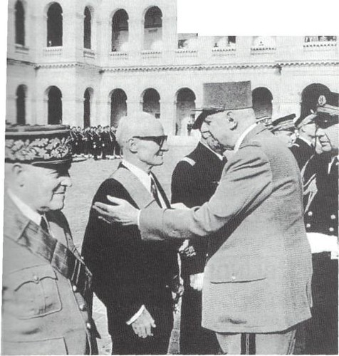 22 BMNA - Pierre Anthonioz décoré par le général de Gaulle