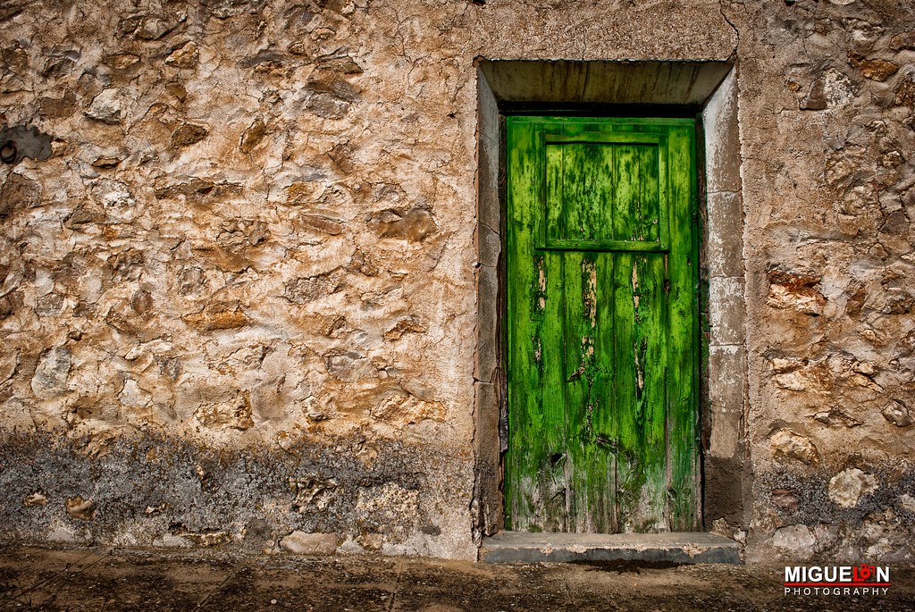 Al otro lado. / The other side.