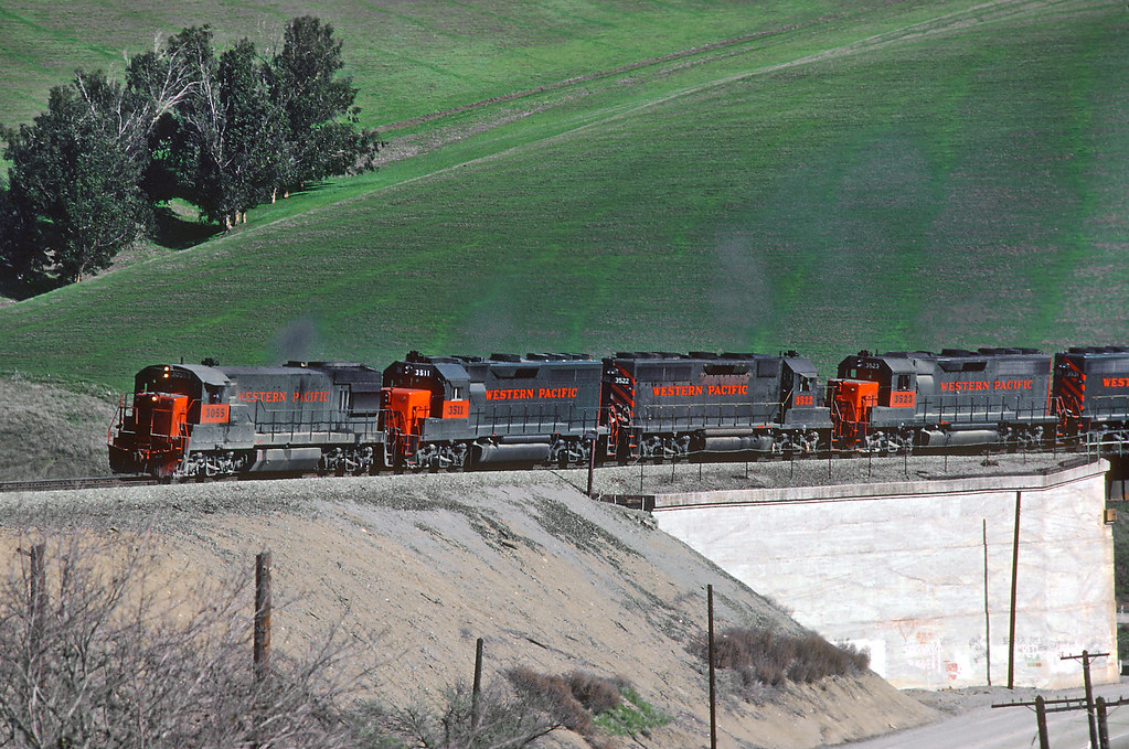 WP 3055 (U30B) in Altamont Pass crossing the Southern Pacific in March 1981
