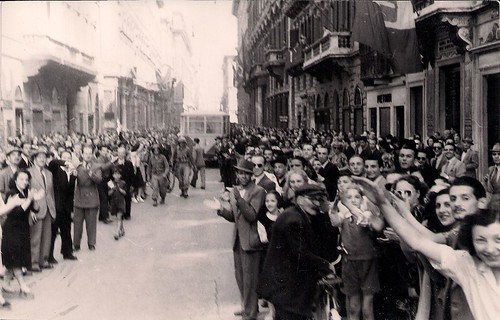 4 juin 1944, la foule romaine acclame les troupes françaises en Italie (photo OFIC, coll. Bongrand Saint Hillier)