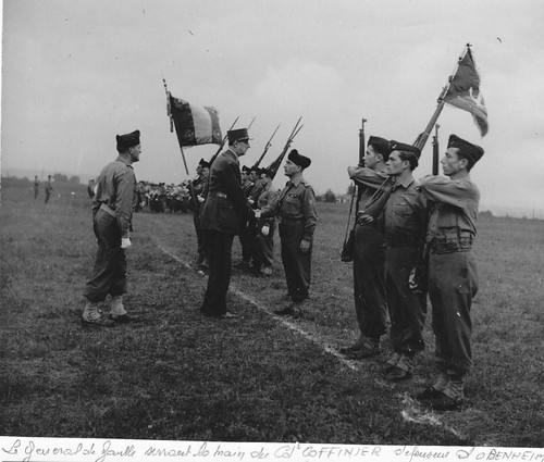 BM 24 - 1945- général de Gaulle et le bataillon