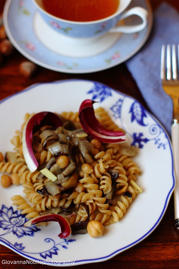 Fusilli con rag&ugrave; di radicchio tardivo, ceci e nocciole 6