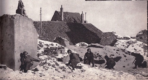 1945- Alsace- Fantassins progressant dans les ruines d'un hameau - source : Du Tchad au Danube - Ed GP, 1946