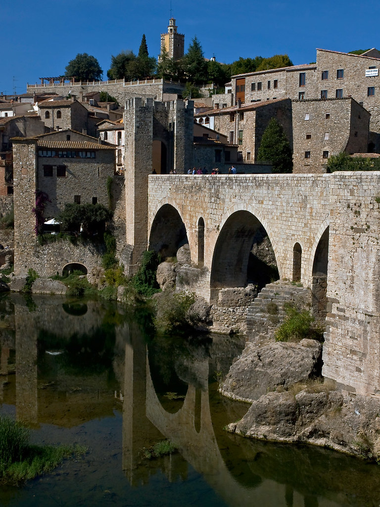 El pont, Besal&uacute;, cel, reflexes... tota una postal