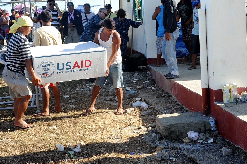 Service members provide support during Operation Damayan [Image 5 of 10]