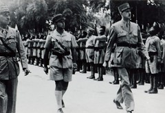 BM 2 - 1941 - Aout 19 - Amiel présente la Cie du BM2 - Catroux, AMiel, sergent chef Riff entre Amiel et de Gaulle) , de Gaulle - Fonds Amiel