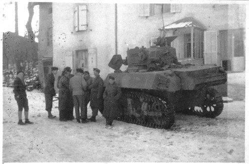 Franche Comté  1944 - Doncières - char du RFM sur lequel se trouvaient les  Cuirassiers en soutien porté - Fonds Gérard Galland