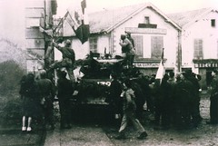 Franche Comté- 1944 - 19 novembre - Libération de Champagney - arrachage de la plaque du Maréchal Pétain par le RFM et le 11e Cuirassiers- Col. Gérard Galland