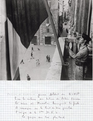 1944- Italie- Rome- Palais Farnese un  jeune corse hisse le drapeau français