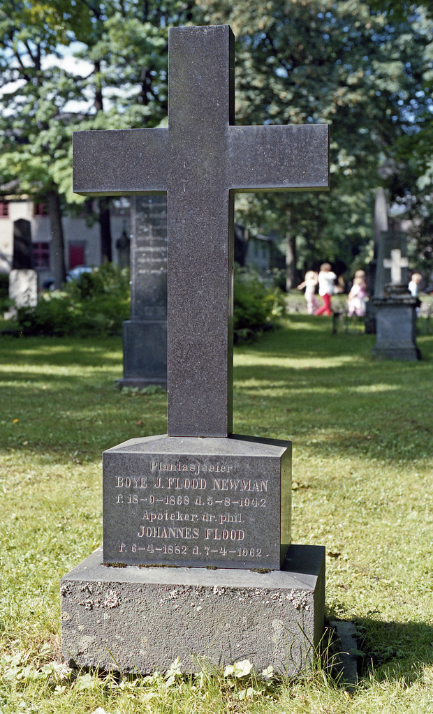 Plantasjeeier Boye J. Flood Newman (1868-1942) og Apoteker dr. phil. Johannes Flood (1882-1962)