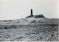 BM 2- 1942 - Libye- cyrénaique 42 une borne dans le desert - Fonds Amiel