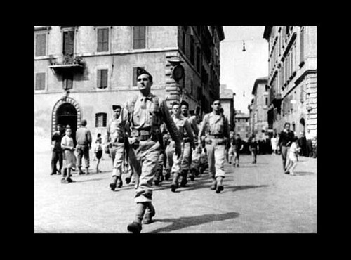 BIMP- 1944- Italie -  Le Bataillon du Pacifique, qui appartient à la 1re Division Française Libre (1re DFL), défile dans la ville de Rome 944- Italie- Rome Entree des Troupes