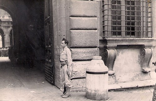 4 juin 1944, sentinelle française devant le palais Farnèse (photo OFIC, coll. Bongrand Saint Hillier)