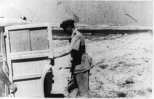 1942 - Bir Hakeim-Koenig près de son pick up - ADFL