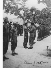 BM 5 - Cannes- 25 mai 1945- Le Col Gardet remet la médaille militaire au sergent Chef Ranson de la 3e section 2e Compagnie du BM 5