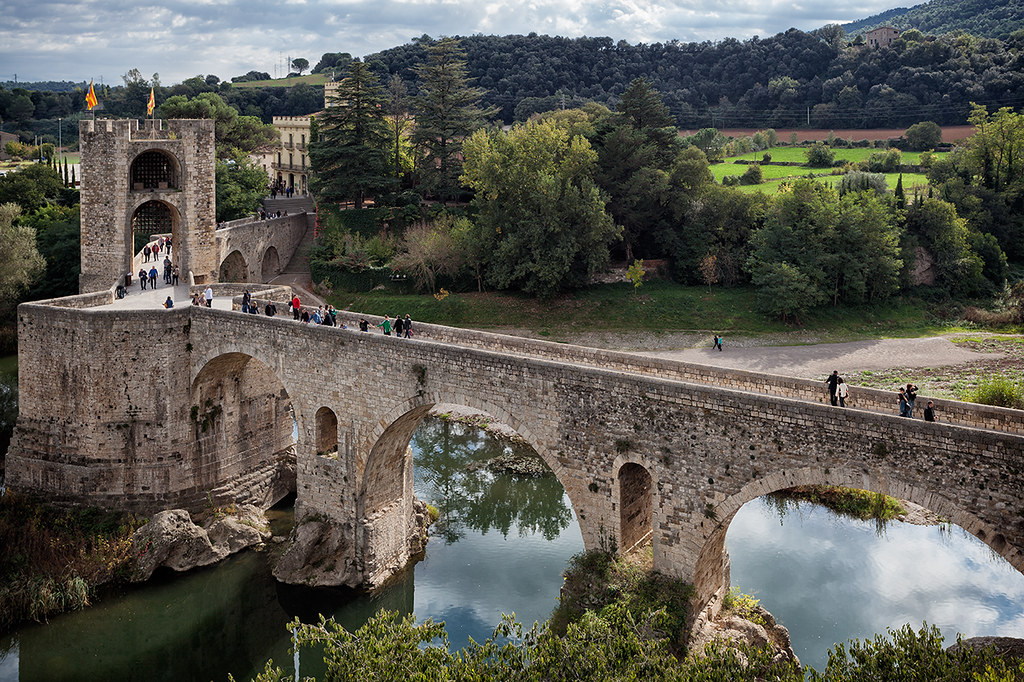 La Garrotxa. Girona. Pont Vell de Besal&uacute; (IX)