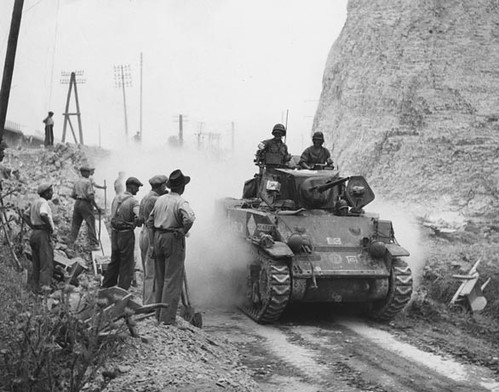 1944- Provence- Char français sur la route de la Farlede- source : Nara