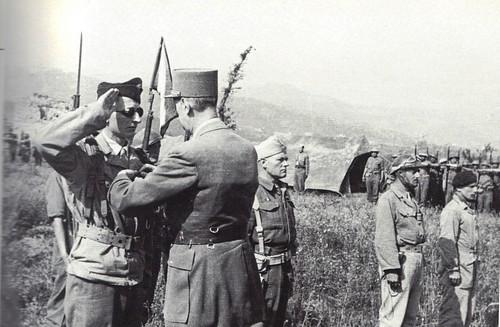1944 - Italie - De gaulle 18 mai décore le fanion du 22 BMNA - Cdt Lequesne