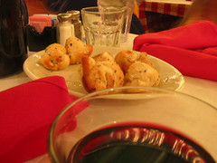 Garlic rolls and chianti