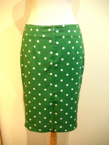 *TUTE* Who can resist polka dots - Pencil skirt w gathered waist darts ...