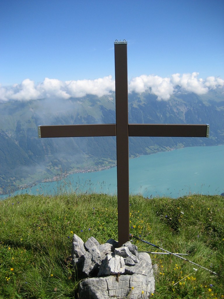 Gipfelkreuz auf dem Furggenhorn mit Brienzersee ( See / Lac / Lake ) , Kanton Bern , Schweiz