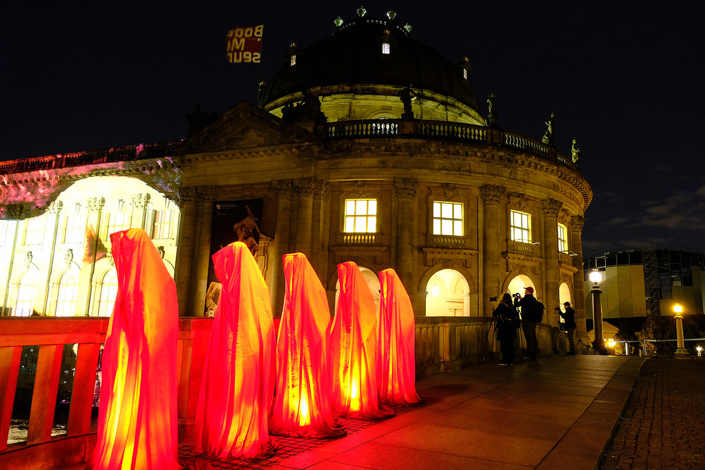 bode-museum-festival-of-lights-berlin-guardians-of-time-manfred-kielnhofer-art-arts-contemporary-design-furniture-gallerie-lightart-sculpture-statue-5209