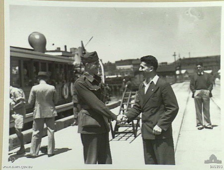 BP- 11 février 1941Sydney embarkation André Brenac, leader of the Free French in Australia says farewell to Alfred Chatenay -Livre d'or des Français Libres