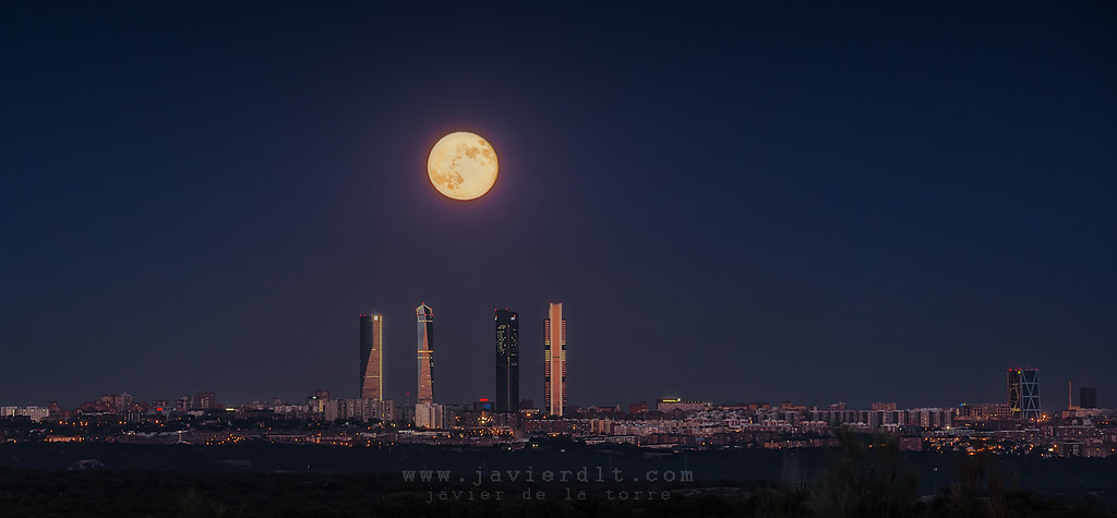 Las Cuatro Torres y La Luna