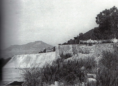 1944 - Provence- Poste de tir de la batterie de San Salvador en fond la Colle noire Gavaresse et le Bau rouge -  col part- Paul gaujac