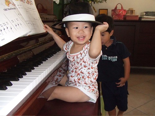 Z playin the piano! =)