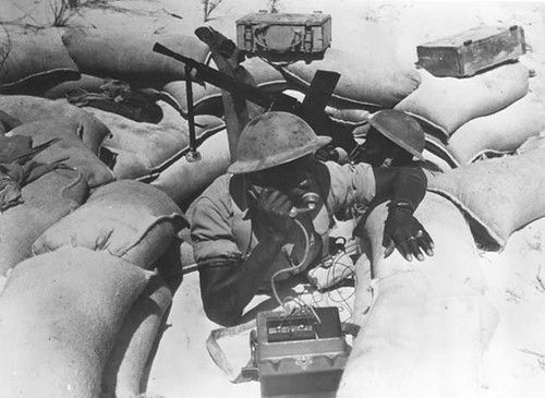 RA- 1942- Libye-  Un soldat du 1er régiment d’artillerie des Forces françaises libres dans le désert de Libye (sans date). Nara