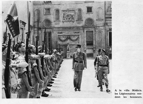 1944 Italie- - Rome , villa médicis : de Gaulle et légionnaires de la 13 DBLE