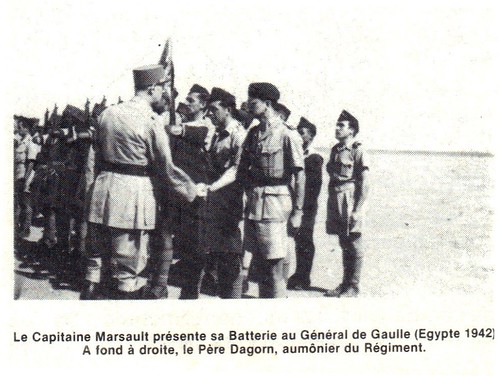 RA- 1942 - Egypte - Le cap Marsault présente sa batterie au GDG egypte 1942 a fond à d Père DAGORN aumonier du régiment