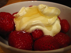 Strawberries with yoghurt and honey