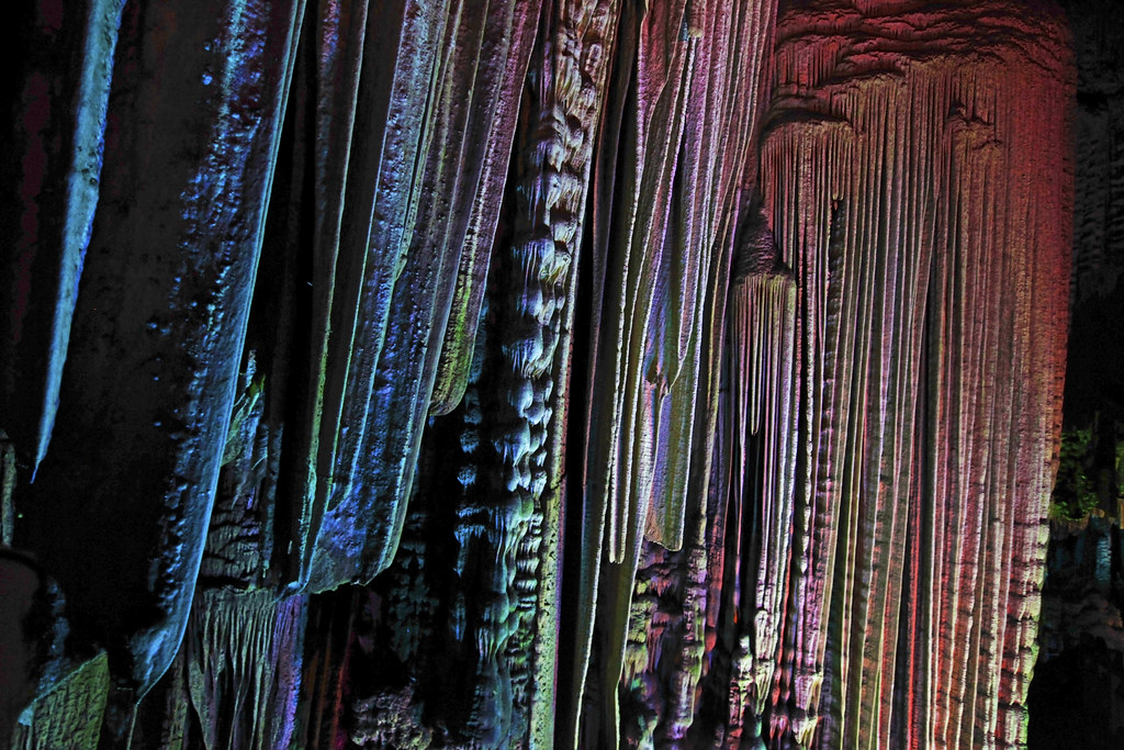 Reed Flute Cave 蘆笛岩洞 : Illuminated stalactites.