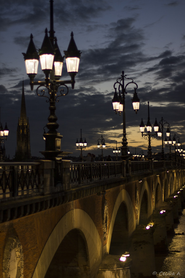 Le Pont de Pierre &agrave; l'heure bleue