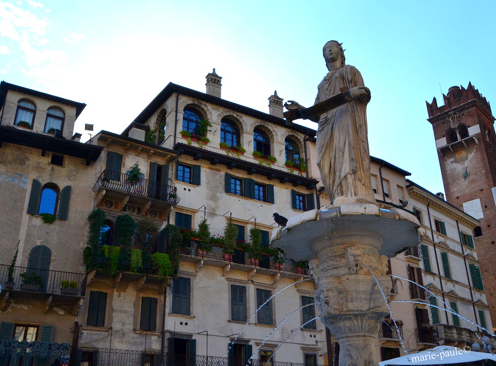 Piazza delle Erbe mit dem Brunnen der Madonna Verona, der Veronesen liebstes Monument.