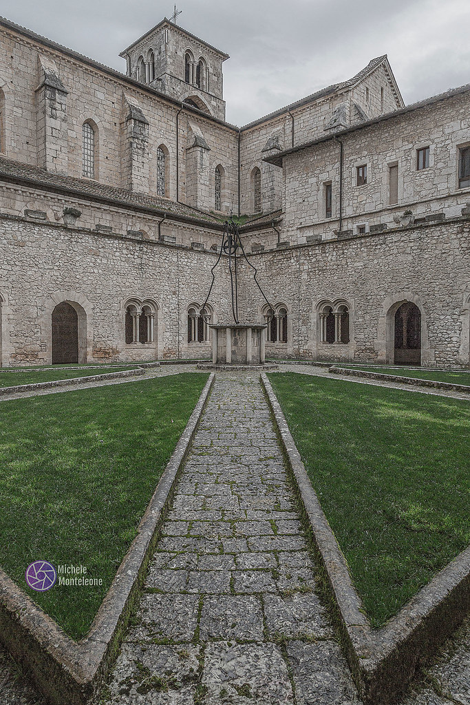 Il chiostro dell'abbazia di Casamari Veroli (Fr) - The cloister of the abbey of Casamari Veroli (Fr) - Le clo&icirc;tre de l'abbaye de Casamari Veroli (Fr)