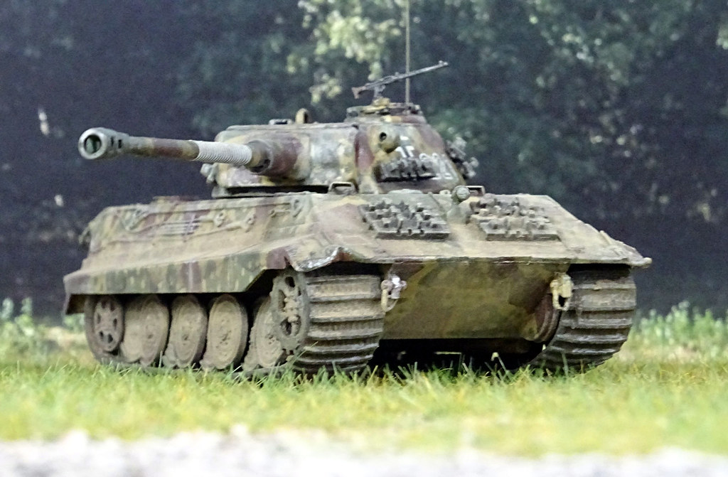 1:72 Kampfpanzer E-75 Ausf. D (SdKfz. 192); vehicle "221" of the 2. Kompanie, Schwere Heeres Panzer Abteilung 502 (s.H.Pz.Abt. 502); Guxhagen (Hessia), early 1946 (What-if/modified Modelcollect kit)
