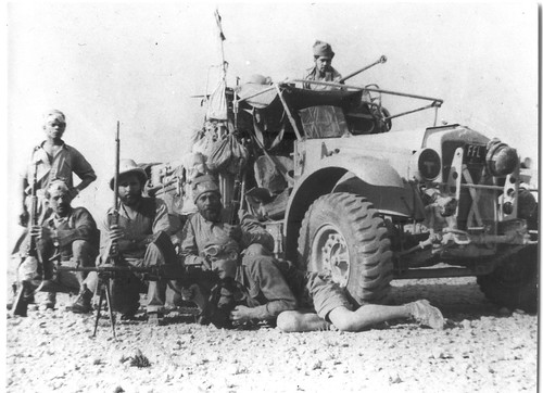 N053 Mahé, Letocart, Winchester, Ragué (couché), Millot au fusil anti-tank. Lybie avril 1942 – Groupe porté sur Moriss. Fonds Jean Tranape