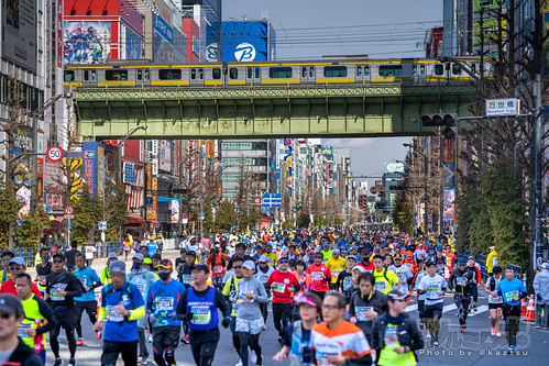 東京マラソン2021「もう一度、東京がひとつになる日」ランナーたちが走り抜けた秋葉原・中央通りのようす