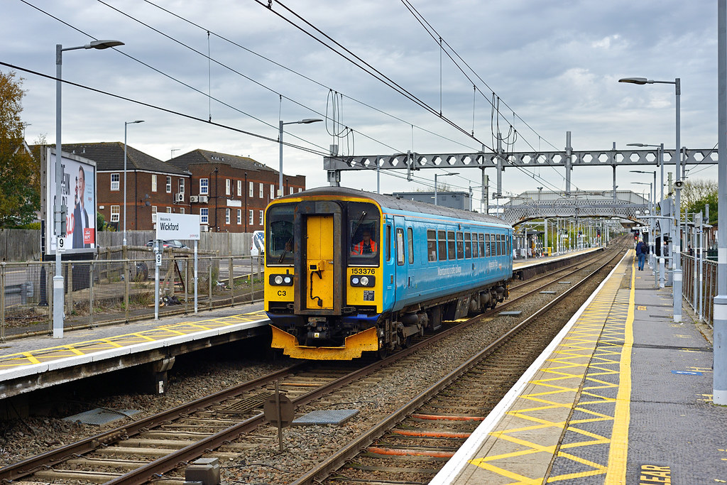 153 376 reverses at Wickford as 2Q55 11.59 Manningtree Down Siding - Wickford Down Siding