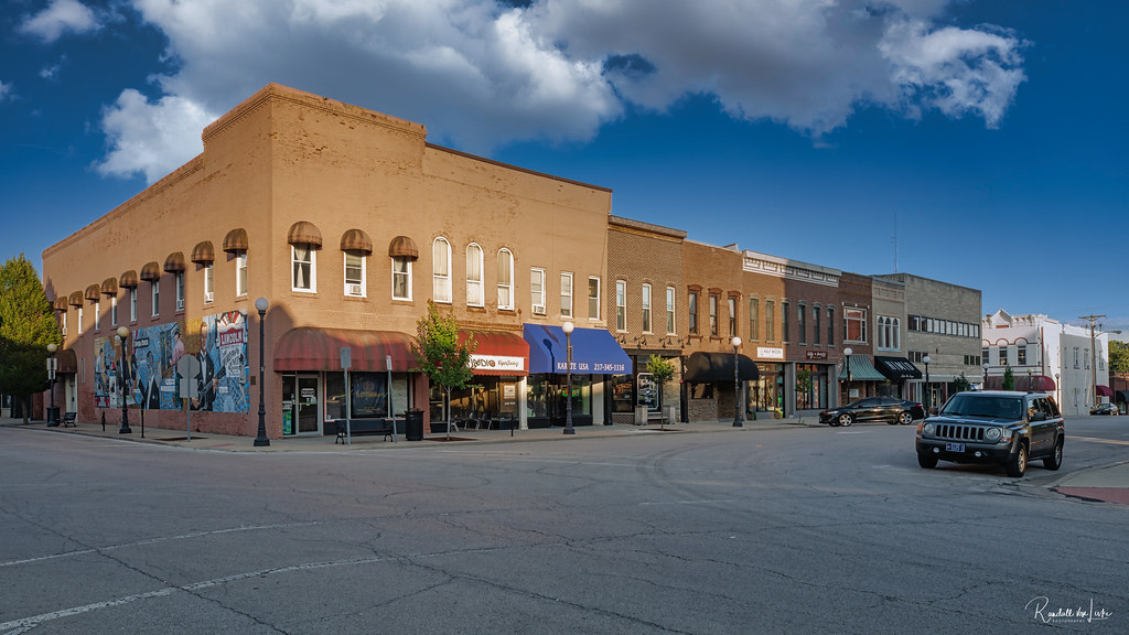 East Side Courthouse Square, Charleston, Illinois