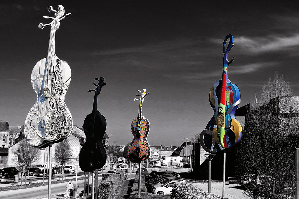 Fantaisie "Les Grands violons d'art" Artistes : Luc Templier, Silvia Bauer, Jean-Pierre Hallet, Jean Lanners et Lise Ricaille, avenue de France, Marche-en-Famenne, Province de Luxembourg, Belgique