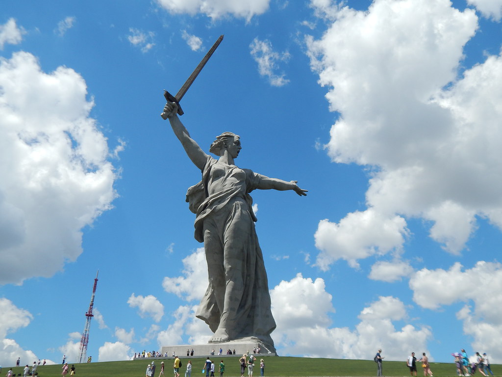 Sculpture "Motherland is calling!"