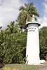 Le phare, c'est une tourelle cylindrique peinte en blanc, au fond d'une crique bordée de cocotiers, située sur la côte ouest de l'île de la Guadeloupe sur la Côte-Sous-le-Vent.