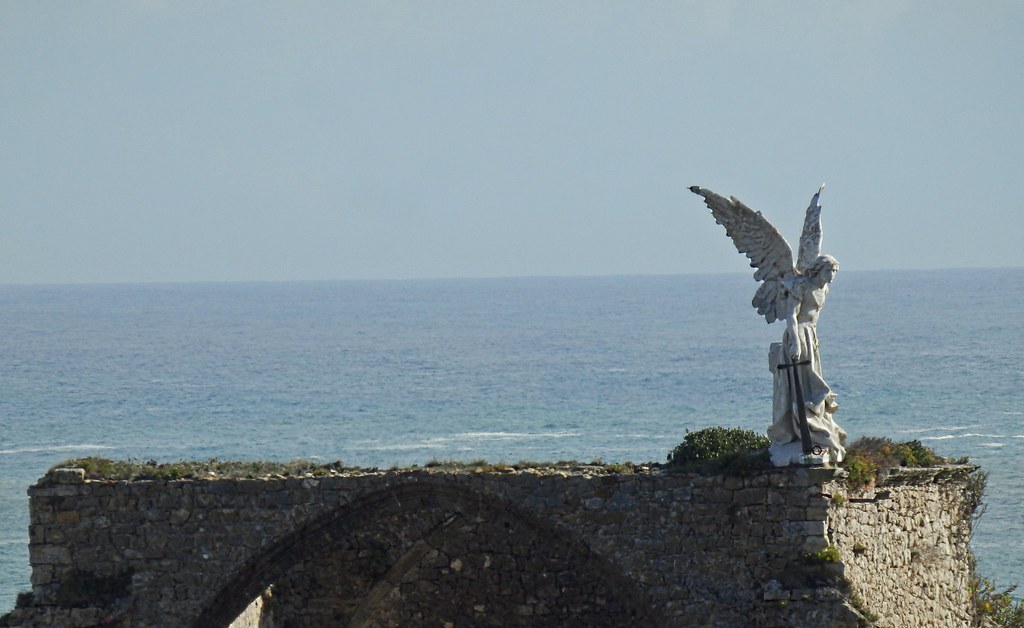 &Aacute;ngel Vengador del cant&aacute;brico en Comillas.